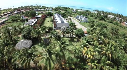 an aerial view of a resort with palm trees at Casa com piscina pertinho da Praia l Milagres Hospedagens in Pôrto de Pedras