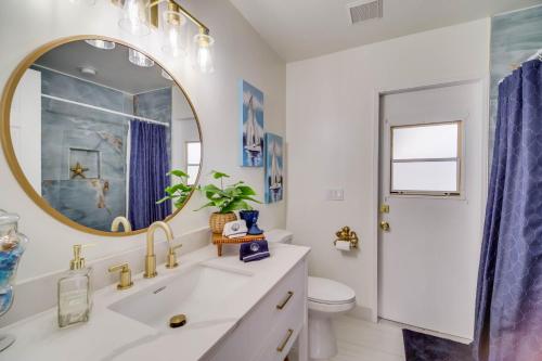 een badkamer met een wastafel en een spiegel bij Port St Lucie Canal-Front Home with Private Pool! in Port Saint Lucie
