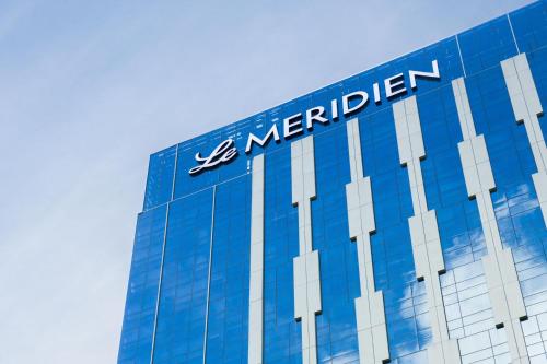 un edificio azul con la palabra meriden en él en Le Meridien Putrajaya, en Putrajaya