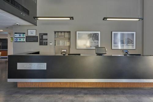 a waiting room with a reception counter in a building at City Express by Marriott Salina Cruz in Salina Cruz