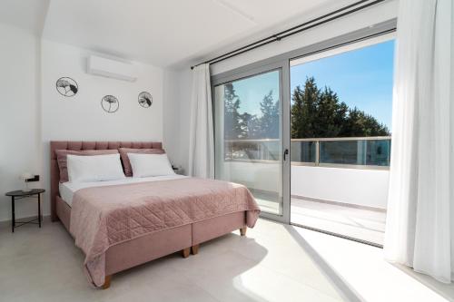 una camera con un letto e una grande finestra di M&B Luxury Villa a Haraki