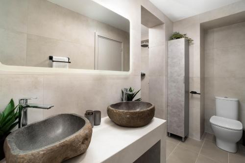 A bathroom at M&B Luxury Villa