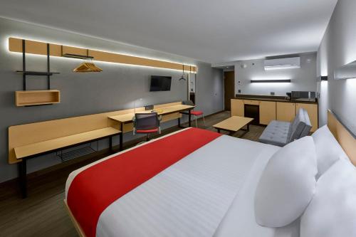 Habitación de hotel con cama grande y escritorio. en City Express by Marriott La Paz, en La Paz