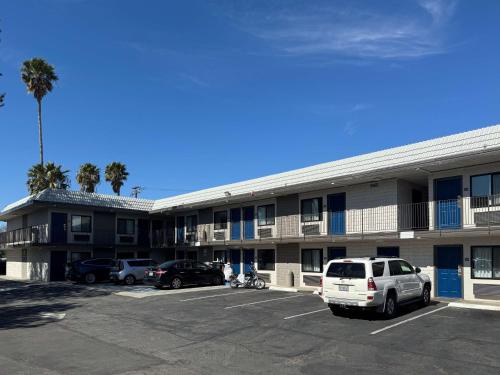 a large apartment building with cars parked in a parking lot at Motel 6-Simi Valley, CA in Simi Valley