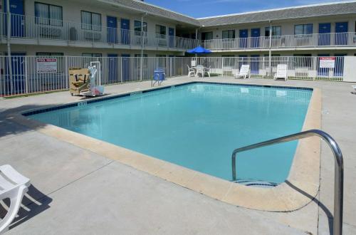 a large swimming pool in front of a hotel at Motel 6-Galveston, TX in Galveston