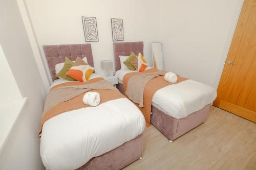 - 2 lits jumeaux dans une chambre avec porte dans l'établissement The Hidden Fishponds Gem, à Bristol