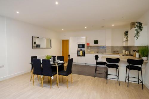 a kitchen and dining room with a table and chairs at The Hidden Fishponds Gem in Bristol