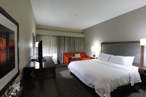 ein Hotelzimmer mit einem Bett und einem TV in der Unterkunft Hampton Inn Dyersburg in Dyersburg