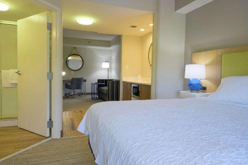 Katil atau katil-katil dalam bilik di Hampton Inn Edenton