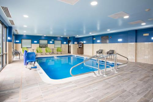 Bazén v ubytování Hampton Inn Elkins nebo v jeho okolí