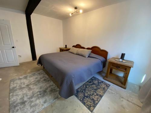 1 dormitorio con 1 cama y 1 mesa con lámpara en Hostal Font´s en Areponapuchi