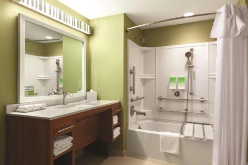 ein Bad mit einer Badewanne, einem Waschbecken und einer Dusche in der Unterkunft Home2 Suites by Hilton Erie in Erie