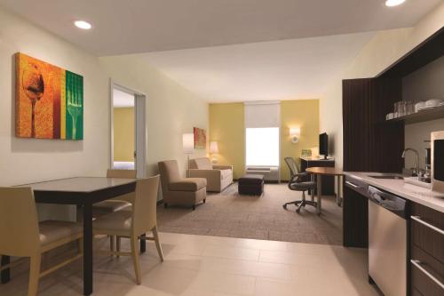 Η κουζίνα ή μικρή κουζίνα στο Home2 Suites by Hilton Erie