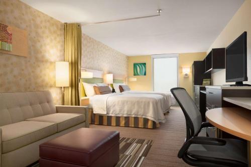 una camera d'albergo con letto e scrivania di Home2 Suites by Hilton Rahway a Rahway