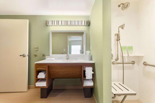 Home2 Suites by Hilton Fargo tesisinde bir banyo