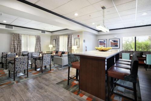a lobby with a bar and a dining room at Hampton Inn Sierra Vista in Sierra Vista