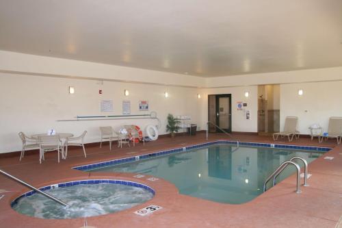 uma grande piscina interior com mesa e cadeiras em Hampton Inn Sierra Vista em Sierra Vista