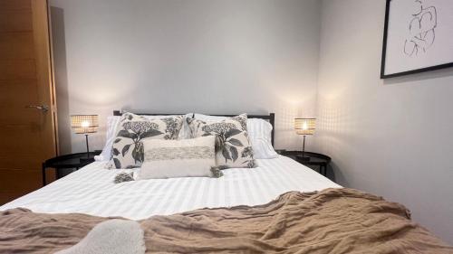 A bed or beds in a room at Beautiful Apartment in Camden Town