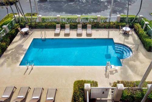 an overhead view of a swimming pool with lounge chairs at Hampton Inn Ft Lauderdale Airport North Cruise Port in Fort Lauderdale