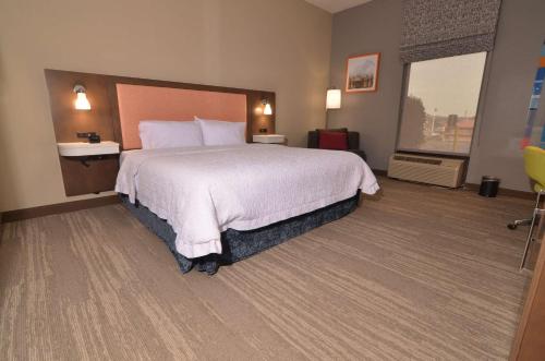 Tempat tidur dalam kamar di Hampton Inn Fort Payne