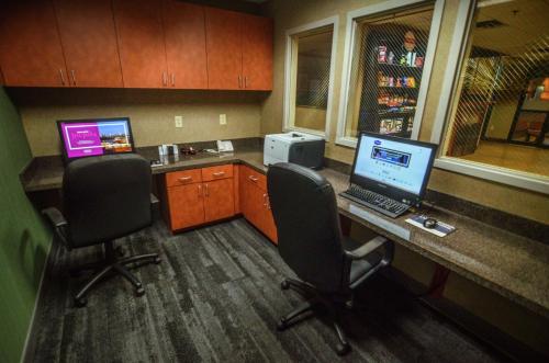 Hampton Inn Fort Payneにあるテレビまたはエンターテインメントセンター
