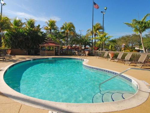 a large swimming pool with a gazebo and palm trees at Hampton Inn Fort Myers-Airport & I-75 in Fort Myers