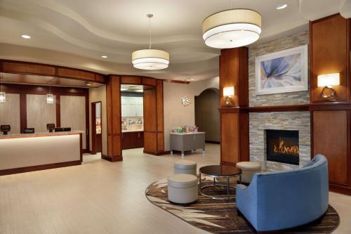 um átrio com lareira num quarto de hotel em Homewood Suites by Hilton Fort Smith em Massard