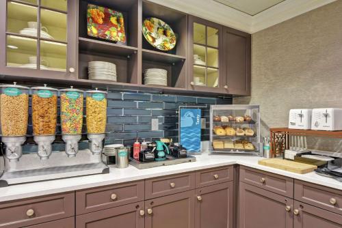 Kuchyň nebo kuchyňský kout v ubytování Homewood Suites Fredericksburg