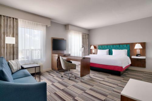 伯利森Hampton Inn & Suites Ft Worth-Burleson的配有床和书桌的酒店房间