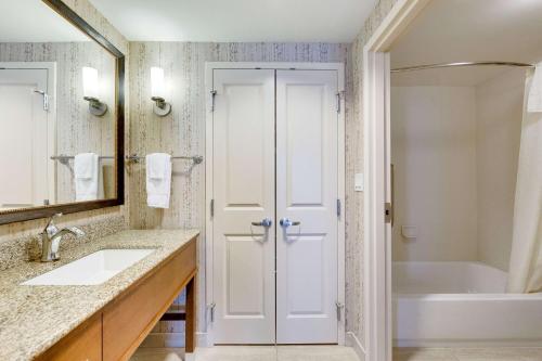 y baño con bañera, lavamanos y ducha. en Homewood Suites by Hilton Fort Worth Medical Center, en Fort Worth