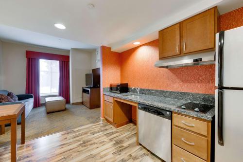 Kuchyň nebo kuchyňský kout v ubytování Homewood Suites by Hilton Fort Worth Medical Center