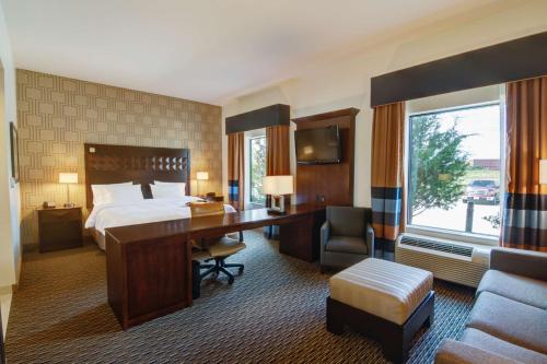 Habitación de hotel con cama y escritorio en Hampton Inn and Suites Trophy Club - Fort Worth North, en Trophy Club