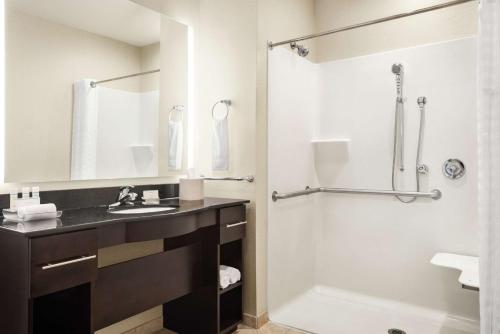 Ένα μπάνιο στο Homewood Suites Fort Wayne