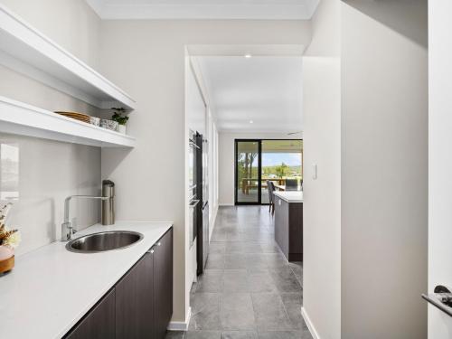 Una cocina o zona de cocina en The BlissNest - Jimboomba