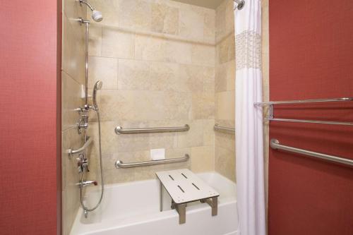 uma casa de banho com um chuveiro e uma banheira em Hampton Inn Siloam Springs em Siloam Springs