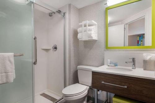 uma casa de banho com um WC, um lavatório e um chuveiro em Hampton Inn Gadsden em Gadsden