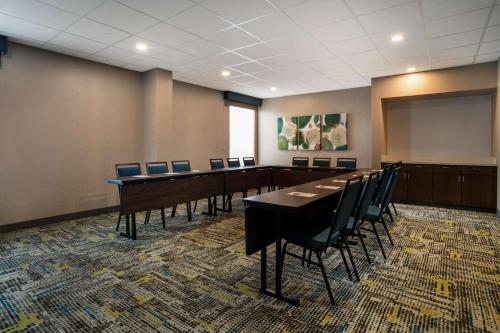 ガズデンにあるHampton Inn Gadsdenの長いテーブルと椅子のある会議室