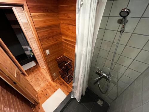 La salle de bains est pourvue d'une douche. dans l'établissement Anaba Lodge, 