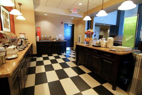 a restaurant with black and white checkered floor at Hampton Inn & Suites Grand Forks in Grand Forks