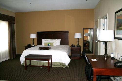 Habitación de hotel con cama grande y escritorio. en Hampton Inn Kilgore, en Kilgore