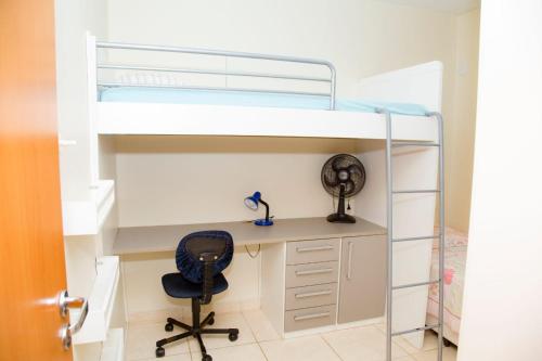 - une chambre avec un bureau et des lits superposés dans l'établissement Conforto & tranquilidade, à Rio das Ostras
