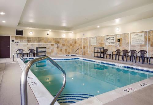GalaxにあるHampton Inn Galaxのホテル内のプールとその周りに椅子があります。