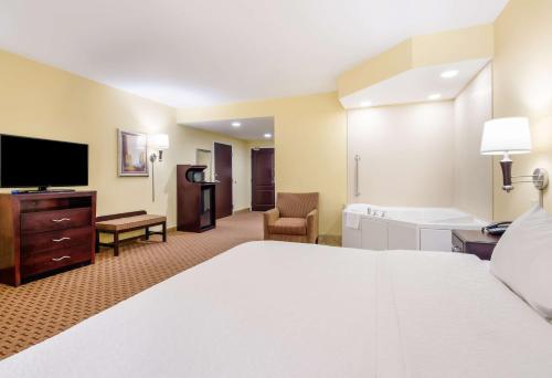 Hampton Inn Galaxにあるテレビまたはエンターテインメントセンター