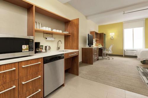 Cucina o angolo cottura di Home2 Suites by Hilton Biloxi/North/D'Iberville