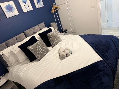 uma cama com dois pares de sapatos em Blue Madison em Aldershot