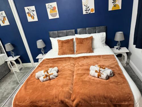 Un pat sau paturi într-o cameră la Blue Madison