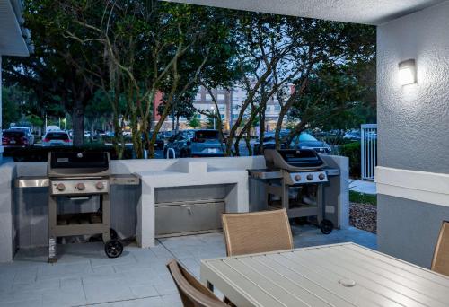 un patio al aire libre con 2 bbqs y una parrilla en Homewood Suites by Hilton Gainesville, en Gainesville