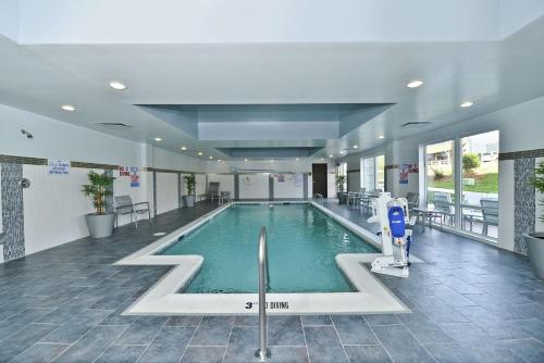 Бассейн в Hampton Inn & Suites Greensboro/Coliseum Area или поблизости