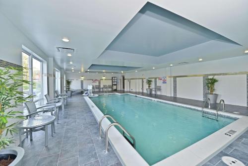 Бассейн в Hampton Inn & Suites Greensboro/Coliseum Area или поблизости