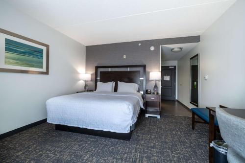 Кровать или кровати в номере Hampton Inn & Suites Greensboro/Coliseum Area